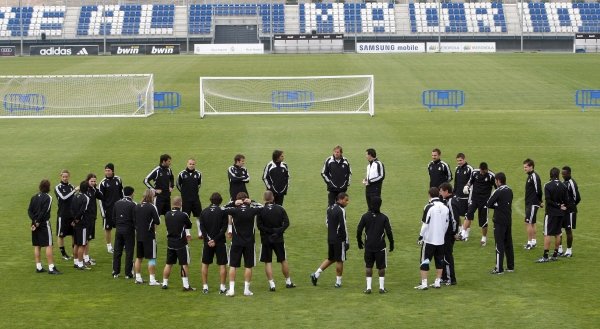 Los jugadores del Real Madrid, durante su entrenamiento. (Foto: Kote Rodrigo)