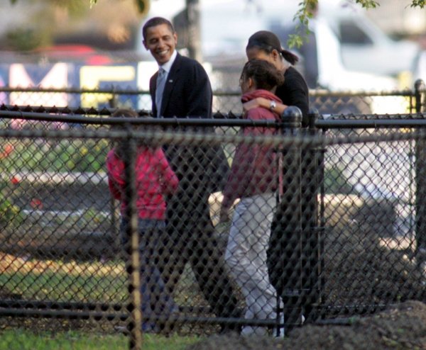 Obama acudió a votar con su familia. (Foto: EFE)
