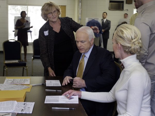 John McCainn y su esposa votaron en Phoenix. (Foto: EFE)