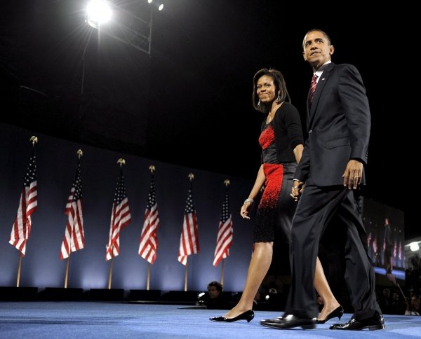 Barack Obama y su esposa Michelle en un momento de la noche electoral.