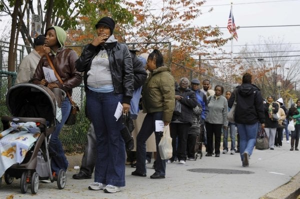 Ciudadanos estadounidenses hacían cola para votar en Washington.