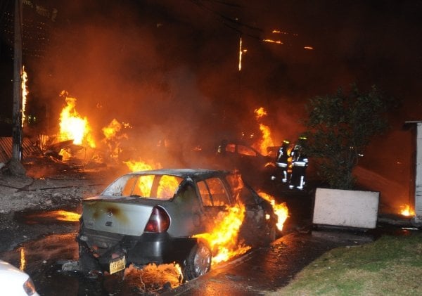Varios vehículos arden tras estrellarse la avioneta en la que viajaba Mouriño.