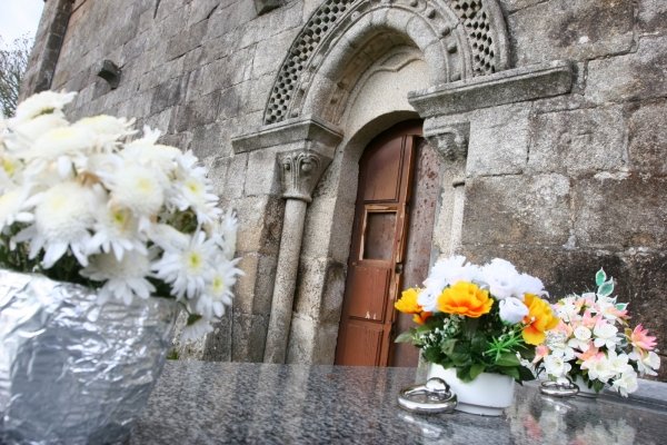 La puerta de la iglesia de Xuvencos apareció con un boquete. (Foto: Xesús Fariñas)