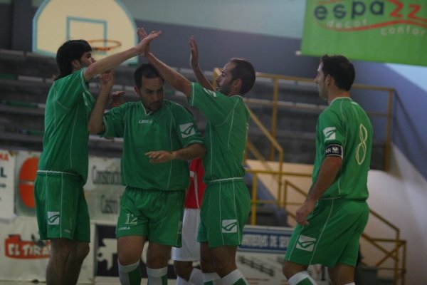 Los jugadores del Carballiño celebran uno de sus goles. (Foto: Xesús Fariñas)