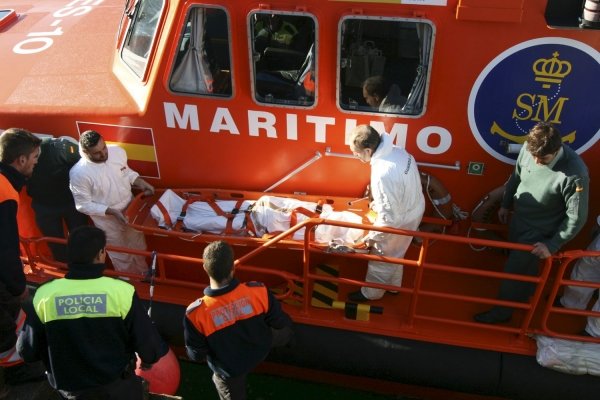 Momento del traslado del cadáver del capitán asesinado en un buque italiano. (Foto: Diego Naya)