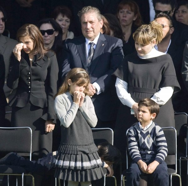 La mujer, el padre, la hermana y los dos hijos de Mouriño, durante el funeral. (Foto: David de la Paz)