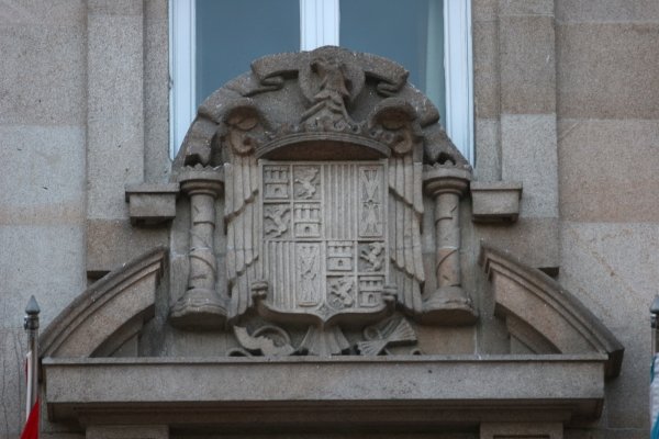 Escudo franquista de la fachada de la Subdelegación del Gobierno. Tiene los días contados. (Foto: Xesús Fariñas)