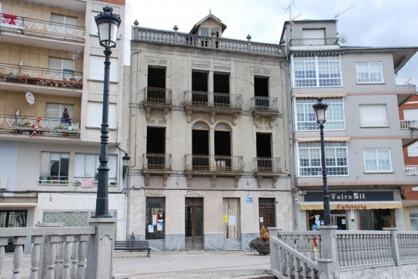 Antiguo edificio del Banco de Coruña, en O Barco.