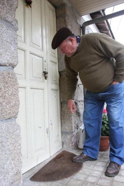 Constantino Rodríguez muestra huellasen la puerta de su vivienda. (Foto: Miguel Ángel)