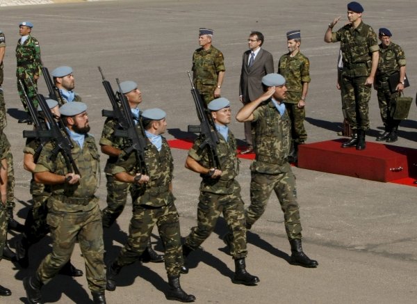 El príncipe Felipe pasa revista a las tropas. (Foto: Zipi)