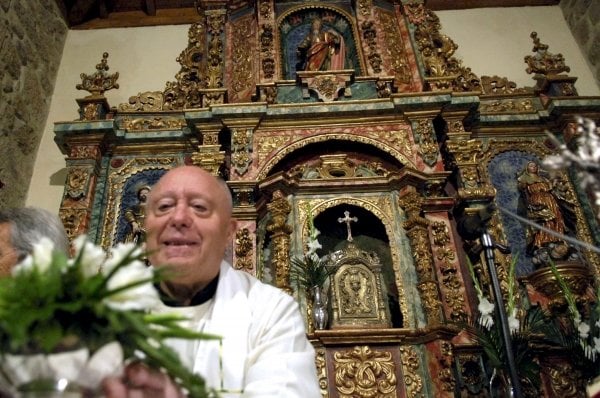 El párroco de la Iglesia de Santa Baia muestra el retablo restaurado. (Foto: Rosa Veiga)