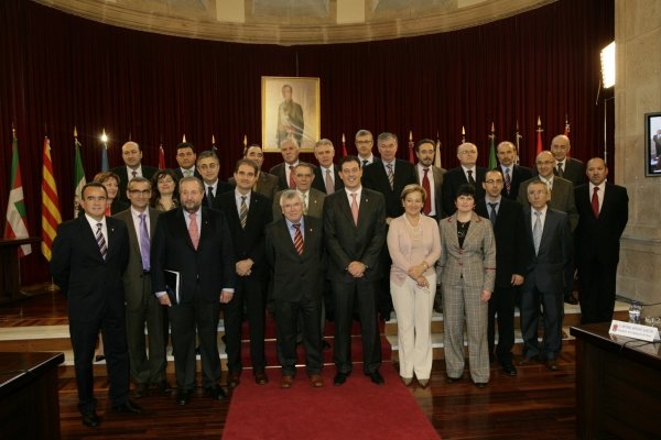 Asistentes a la reunión de la Comisión de  Diputaciones, Cabildos y Consejos Insulares de la Femp. (Foto: Vicente Pernía)