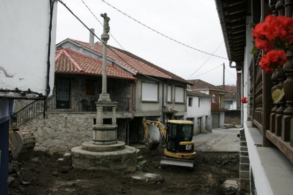 Obras de restauración de la Praza do Cruceiro, situada en el centro de la localidad de Laza.   
