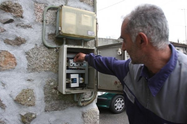 Un técnico revisa el cuadro eléctrico saboteado. (Foto: Miguel Angel)