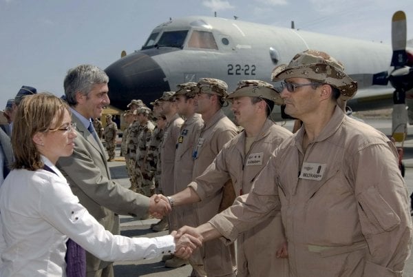 La ministra de Defensa, Carmen Chacón, saluda a soldados españoles en Yibuti.