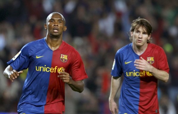 Etóo y Messi, celebran la consecución de un gol en el Nou Camp. (Foto: efe)