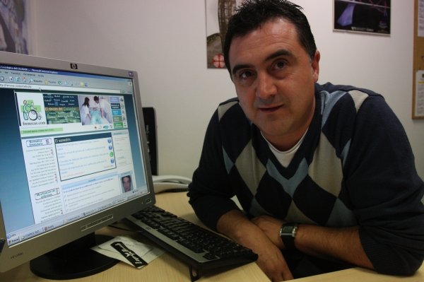 El celador Fernando Iglesias Ramos muestra su web.  (Foto: Miguel Angel)