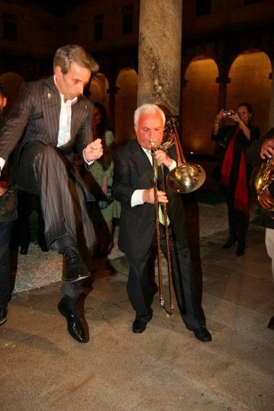 Imanol Arias baila al son del trombón de Baltar.