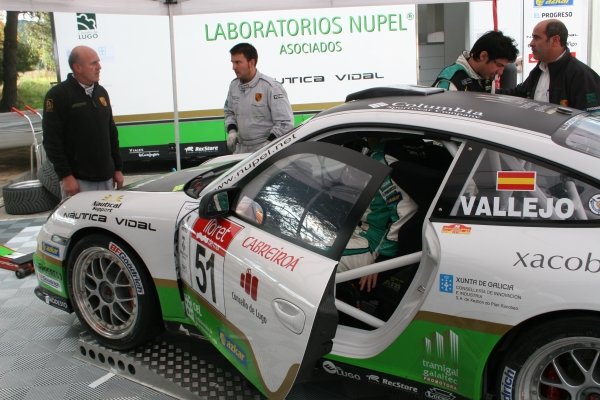  Vallejo, en su coche antes de participar en el Rally Costa Brava. 