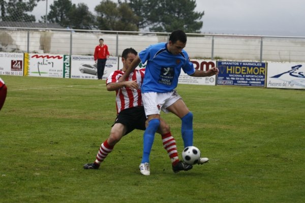 José Ángel Arenas lucha por mantener la posesión del balón con un rival del Céltiga.  (Foto: Diario de Arousa)