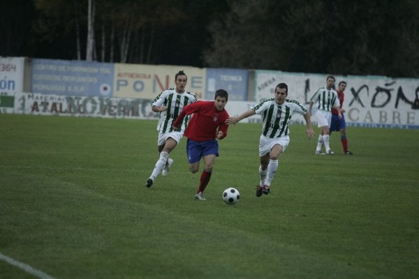 Marcos, del Verín, se escapa por el lateral derecho de dos rivales del Somozas. (Foto: Marcos Atrio)