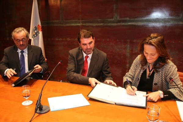 Juan Lago Pérez, Anxo Quintana y Teresa Táboas, durante la firma del convenio. (Foto: Vicente Pernía)