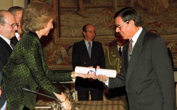 Valente recibe un premio en 1999 de manos de la reina Sofía.
