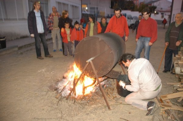 Inicio del ritual del asado de castañas  en el paraje de A Picuxa. (Foto: Martiño Pinal)