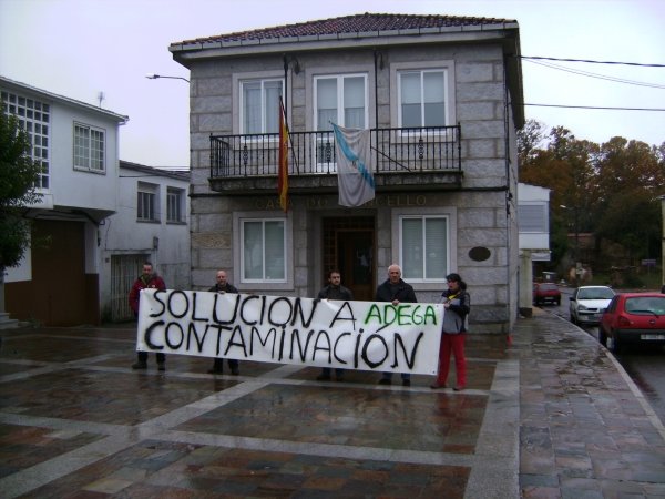 Manifestación de Adega a la puerta del Concello de Riós.