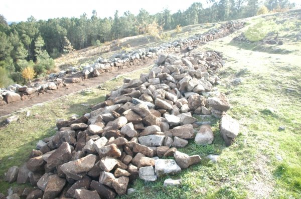 Excavaciones en la muralla situada en el término municipal de Punxín. (Foto: Martiño Pinal)