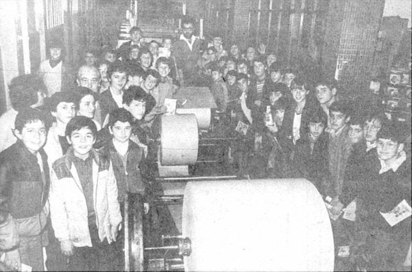 (2) Alumnos de séptimo y octavo curso del colegio "Calvo Sotelo" de Ourense, durante la visita que realizaron a las instalaciones de La Región, en el año 1983.