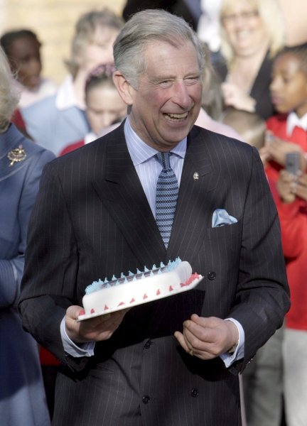 El príncipe Carlos con una tarta de cumpleaños. (Foto: EFE)