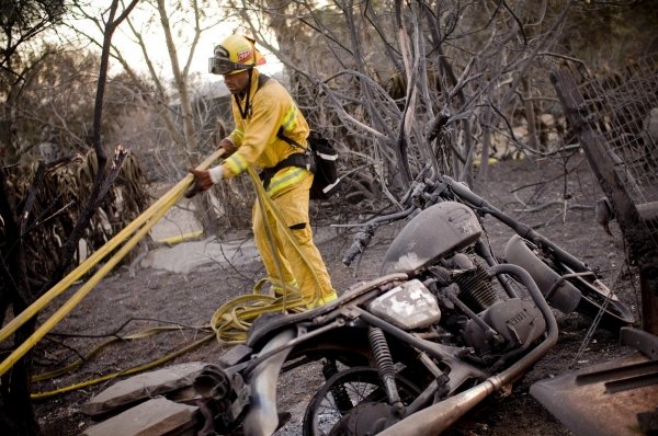 Los bomberos durante la exintición en Montecito. (Foto: EFE)