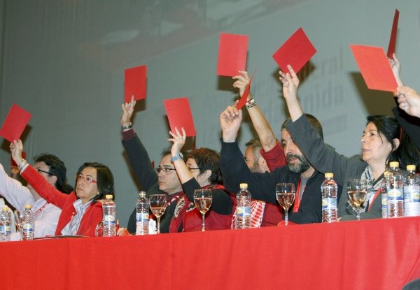 Una votación llevada a cabo durante la asambela de IU. (Foto: Sergio Barrenechea)