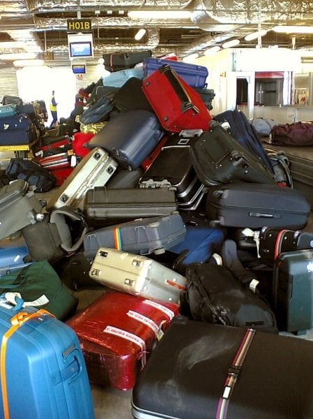 Vsita de una pila de maletas en el aeropuerto de Barajas. (Foto: MG)
