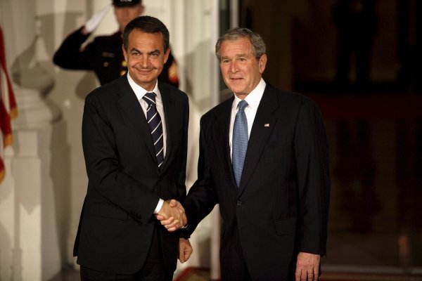 Zapatero saluda a Bush, a su llegada a la Casa Blanca. (Foto: Gary Fartano)