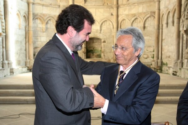 Anxo Quintana felicita a Julio Fernández Gayoso, tras entregarle el Grelo de Oro. (Foto: Vicente Pernía)