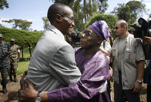 Obasanjo y Nkunda se abrazan, tras el principio de acuerdo. (Foto: Jerome Delay)