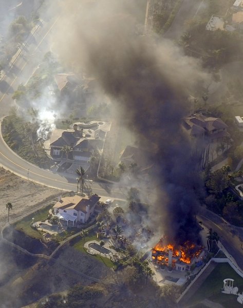 Imagen de una vivienda ardiendo. (Foto: Chris Carlson)