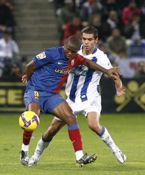 Samuel Eto'ó lucha un balón con Iago Bouzón. (Foto: Julián Pérez)