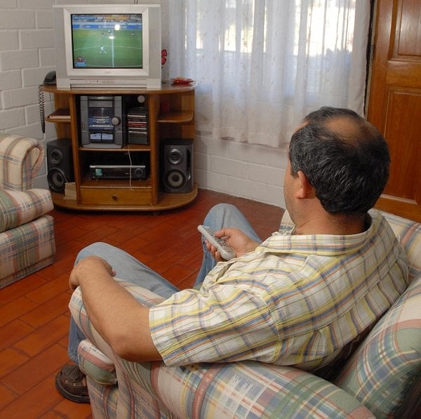 Un hombre viendo la televisión. (Foto: Archivo)
