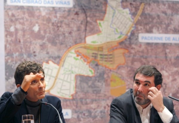 Adolfo Domínguez, a la izquierda. A la derecha de la imagen, Anxo Quintana. (Foto: Lavandeira Jr.)