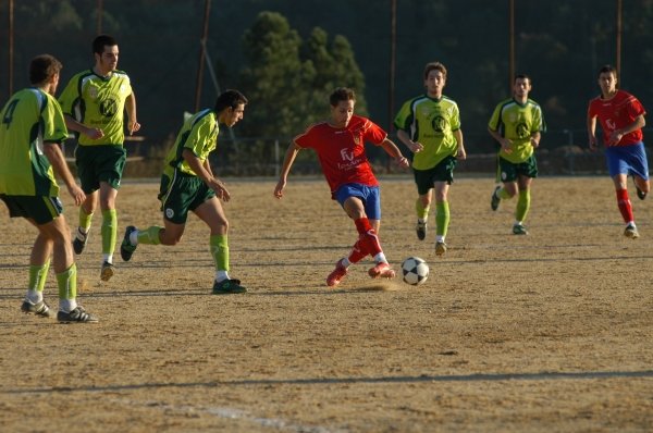  Un jugador del Ourense B intenta irse de un rival del Melias. (Foto: Martiño Pinal)