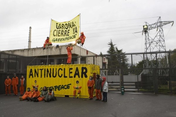 Activistas de Greenpeace ante la central de Garoña.