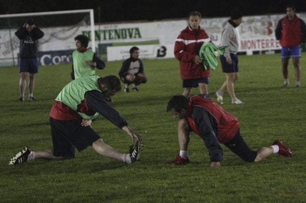 Los jugadores del Verín entrenan ante la mirada de Peluso, en el José Arjiz. (Foto: Miguel Angel)