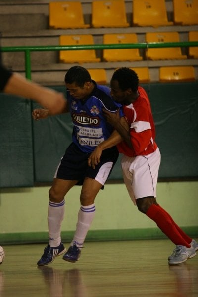El brasileño Rezende presiona a un jugador del Avilés.  (Foto: Xesús Fariñas)