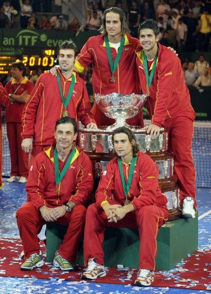 Los jugadores españoles con la ensaladera,  después de ganar el último patido (Foto: EFE)