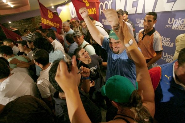 Partidarios del partido de la oposición festejan en Caracas la victoria de Antonio Ledezma.