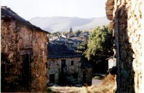 Una de las calles de Villarejo de la Sierra.