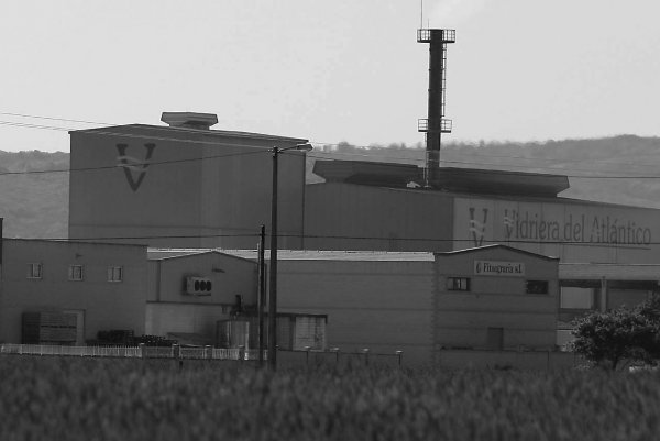 Exterior de la empresa Vidriera del Atlántico, en el polígono industrial de Xinzo. (Foto: Xesús Fariñas)